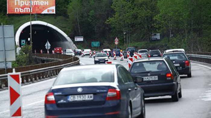 Катастрофа затруднява движението през тунела при с. Железница