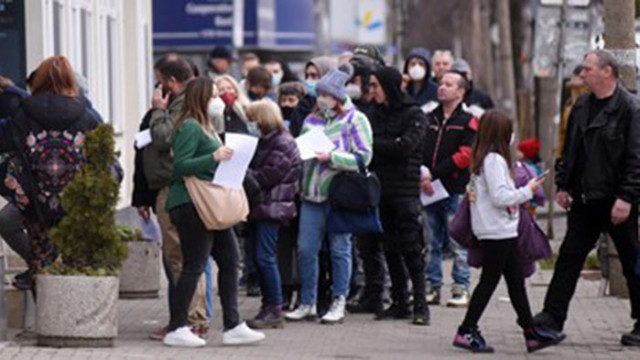 400 хил. болнични за COVID, 500 души си взели, защото им станало зле след имунизация