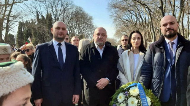 ПП ГЕРБ - Варна с поклон пред паметника на Апостола