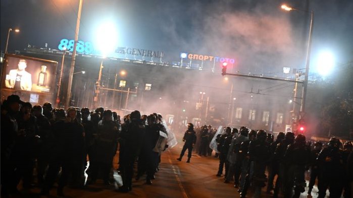 НАПРЕЖЕНИЕ НА ПРОТЕСТА: Водни оръдия, сблъсъци, ранени и арести (снимки+видео)