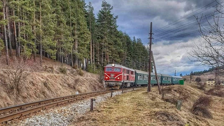 Теснолинейката се удари в скали