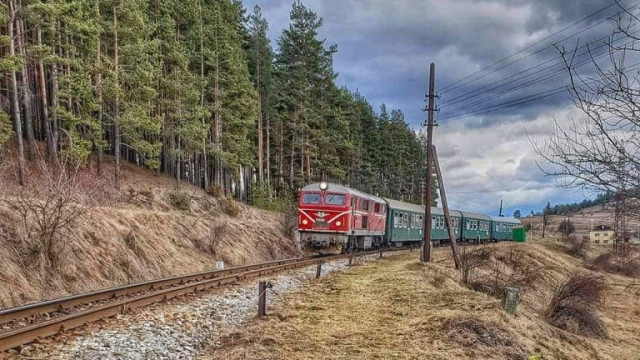 Теснолинейката се удари в скали