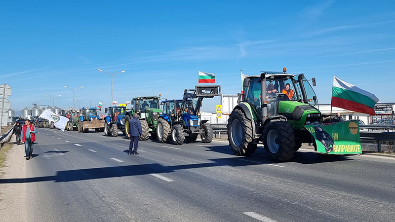 Фермерите на протест: Тежка техника по ключови пътища в страната, полицията на крак