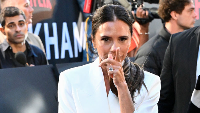 Виктория Бекъм с патерици на Парижката седмица на модата и дефилето на Victoria Beckham