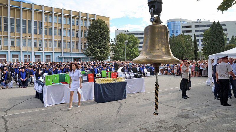 В деня на честване на 145 години ВМС, 473 студенти и 31 курсанти получиха дипломите