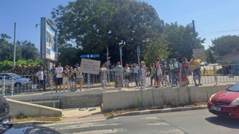 Жителите на село Попович отново блокират пътя Варна-Бургас в знак на протест