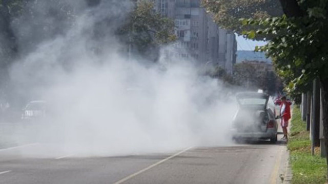 Автомобил се запали в движение на централен булевард във Варна