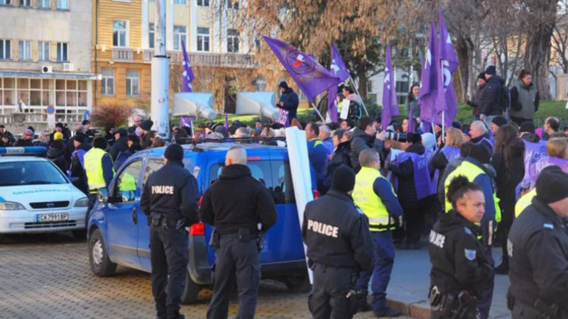 "Цените растат, заплатите - не": КНСБ на протест за бюджета