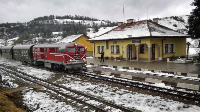 Теснолинейката пристигна в Добринище празнично украсена