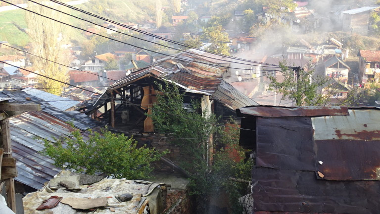 Мъж загина при пожар в дома си в Стражица