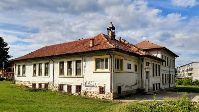 Родолюбец разказва със снимки историите на стари сгради из страната